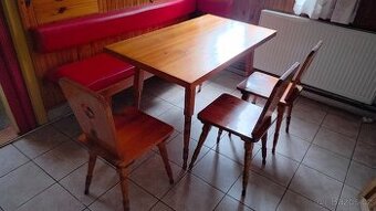 Retro souprava dřevěných židlí a jídelní stůl