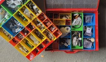 Organizér plný elektro a spojovacího materiálu v kufru
