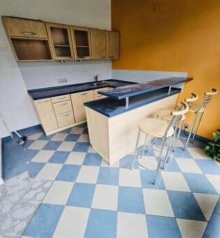 Prostorná zachovalá kuchyňská linka
