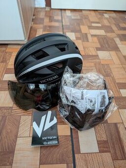 4x cyklo přilba ,kšilt brýle a zadní světlo na usb