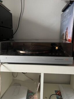 Sestava gramofonu, zesilovače a sloupové reproduktory