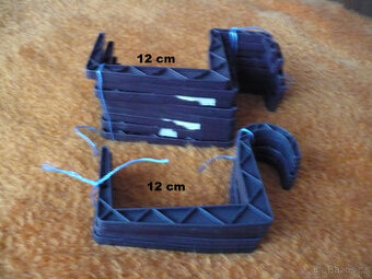 Plastové držáky na plastové truhlíky.