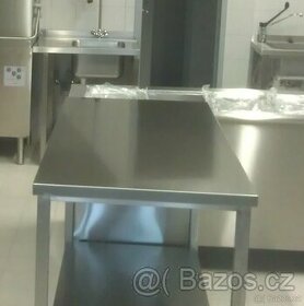 Nerezový stůl rozměru 130 cm x 70 cm, výška 90 cm