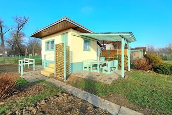 Prodej slunné zahrady s chatou pro rybáře a zahrádkáře mezi