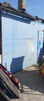 Plechová posuvná vrata s dveřmi