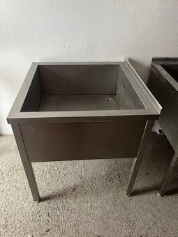 Nerezový dřezový stůl