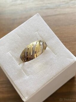 Zlatý dámský prsten