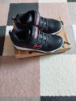 NOVÉ  dívčí tenisky vel 33