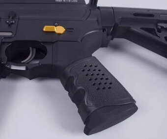 Grip na pažbu zbrane