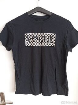 Černé tričko s nápisem VOGUE.