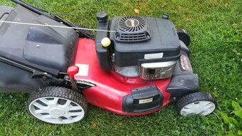 Benzínová sekačka na trávu s regulovatelným pojezdem