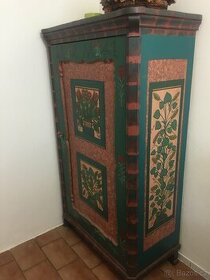 Malovaná šatní skříň měkké dřevo - ( Dekor - Táborsko)