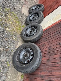 Plechové disky na škoda R14 skoro nové letním pneu