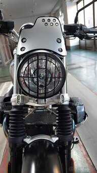 BMW r nine t SCRAMBLER...plastový štítek nad světlo