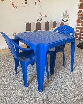 Prodám dětský stolek a 2 židličky