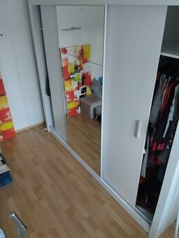 Velká trojdílná šatní skříň s posuvnými dveřmi a zrcadlem