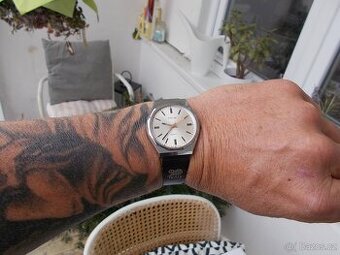 krasne funkcni hodinky prim quartz rok 1984 origo stav