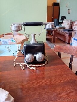 Socha ženy, telefon - 1
