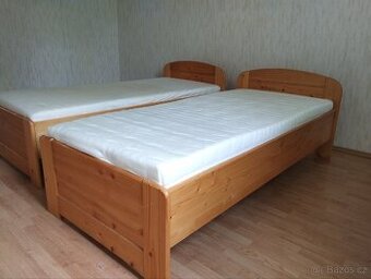 Dřevěná postel s roštem a matrací - SMRK - 2 kusy