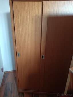 Daruji dřevěnou skříň.
