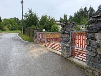 Dvoukřídlá designová brána s brankou