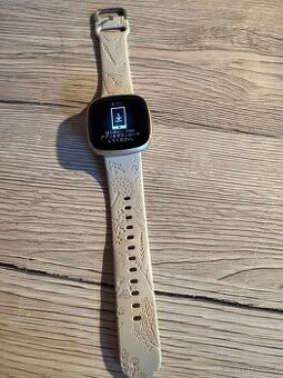 Chytré hodinky Fitbit Versa 3 – velmi pěkný stav