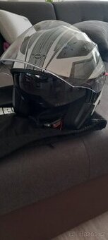 Helma na motorku.