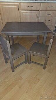 Stolek a židličky