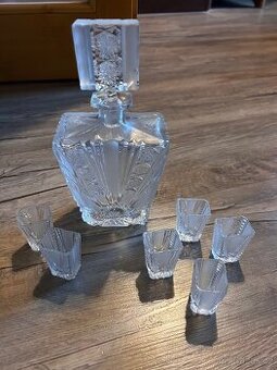 Elegantní broušená karafa se 6 skleničkami