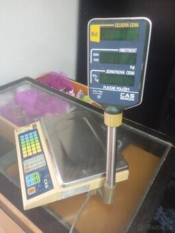 Prodejní digitální váha.