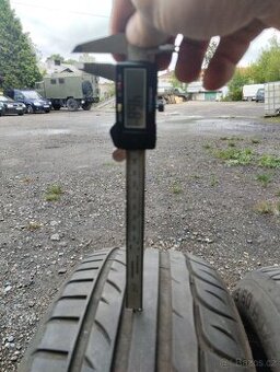 Prodám pneu 215/60/17