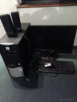 Stolní počítač, monitor, klávesnice, myš a repráky