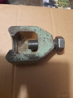 TRABANT TOVÁRNÍ STAHOVÁK KULOVÝCH ČEPŮ.