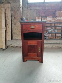 Starožitný noční stolek s mramorovou deskou
