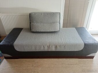 Pohovka s polštáři s možností rozložení