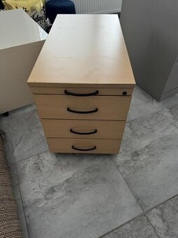 Dřevěný nábytek se šuplíkami