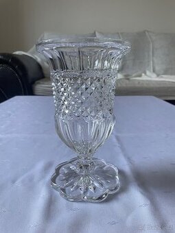 Dekorativní broušená váza na noze – cca 20 cm