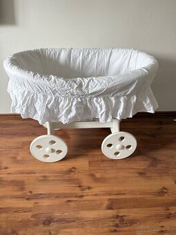 Mojžíšův koš pro miminko na kolečkách – proutěný