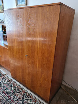 Šatníkové skříně a sekretář, design 60 léta