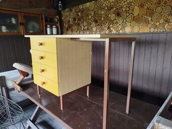 Psací stůl se zásuvkami