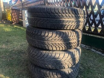 Zimní pneu i s disky na Škodu Felicii