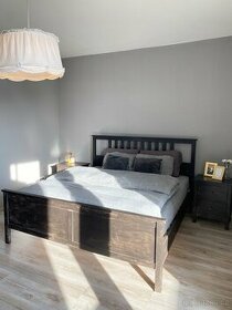 Ložnice - postel, noční stolky, komoda, šatní skříň