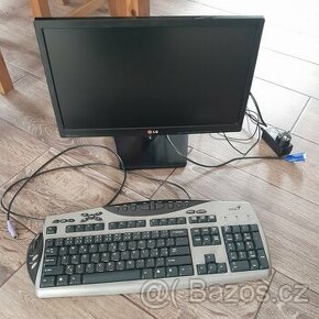 Monitor a klávesnice