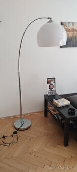 elegantní stojací oblouková lampa