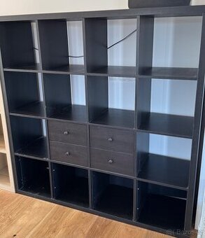 Prodám knihovnu IKEA 4x4 černohnědou (REZERVOVÁNO)