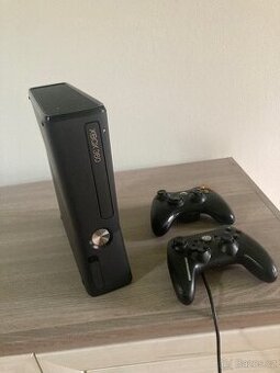 Xbox 360 slim 500gb + 2 ovladače + 4 hry