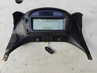 Suzuki XF 650 Freewind - tachometr / blinkry / sedlo