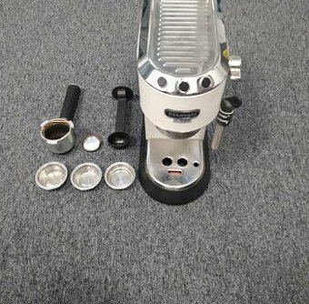 Pákový kávovar DeLonghi EC685.W + příslušenství