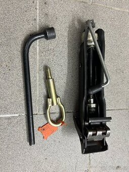 Zvedák, klíč na kola, tažné oko