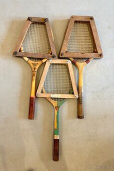 staré dřevěné tenisové rakety